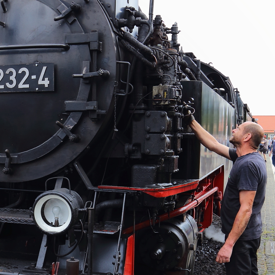 Bevor 99 7232 am 22.08.2020 mit unserem  Oldie-Sonderzug zum Brocken  im Bahnhof Wernigerode aufbricht, bekommt sie vom Lokpersonal noch ein paar  Streicheleinheiten  Schließlich ist so eine alte Dampflok auch nur ein Mensch! 😉😅
