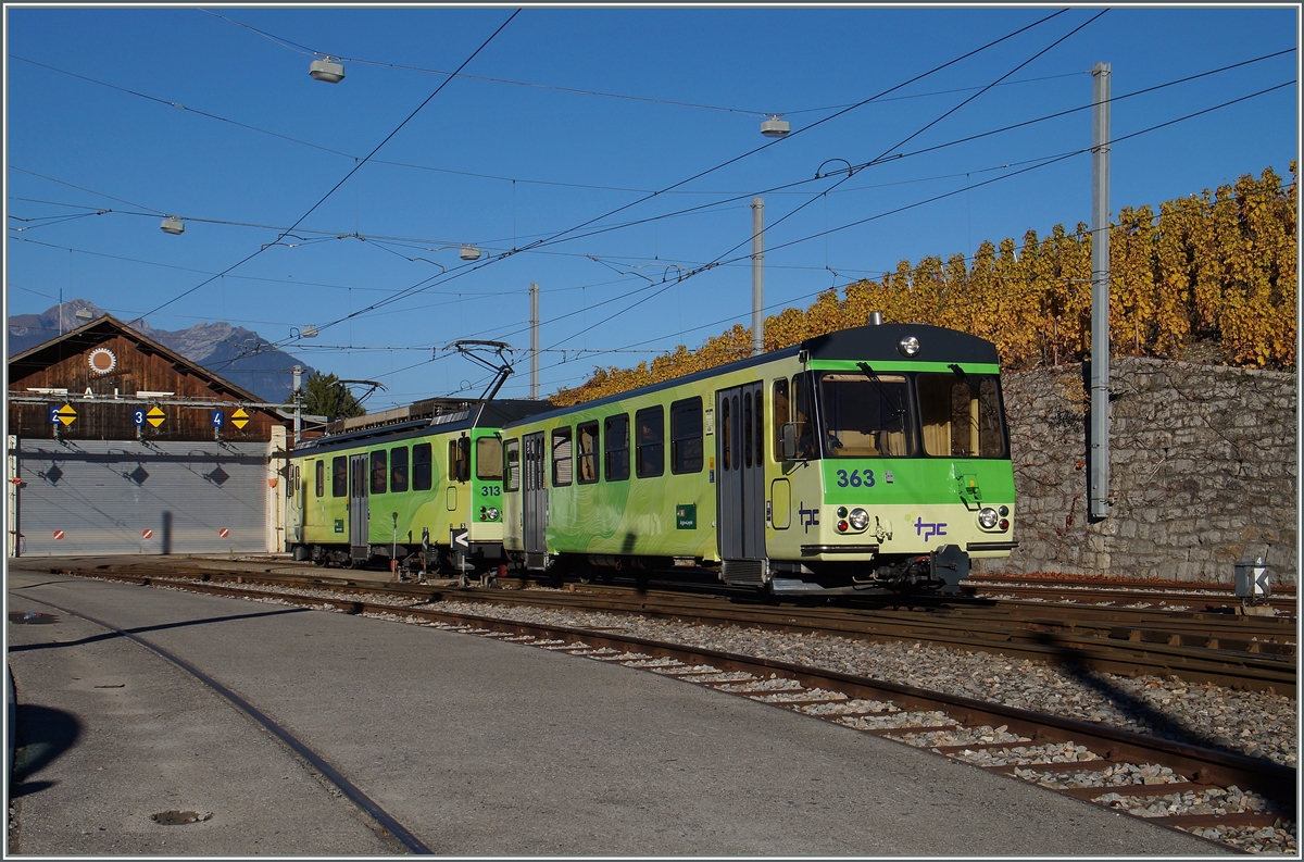 Bevor die A-L auf der Fahrt von Leysin nach Aigle sich von der Zahnradbahn in eine Strassenbahn verwandelt, ändern die Züge in Aigle Dépôt die Fahrtrichtung. Für Reisenden die hier ein- oder aussteigen wollen, hält der Zug gut hundert Meter davor an einem Bahnsteig. 

1. November 2015
