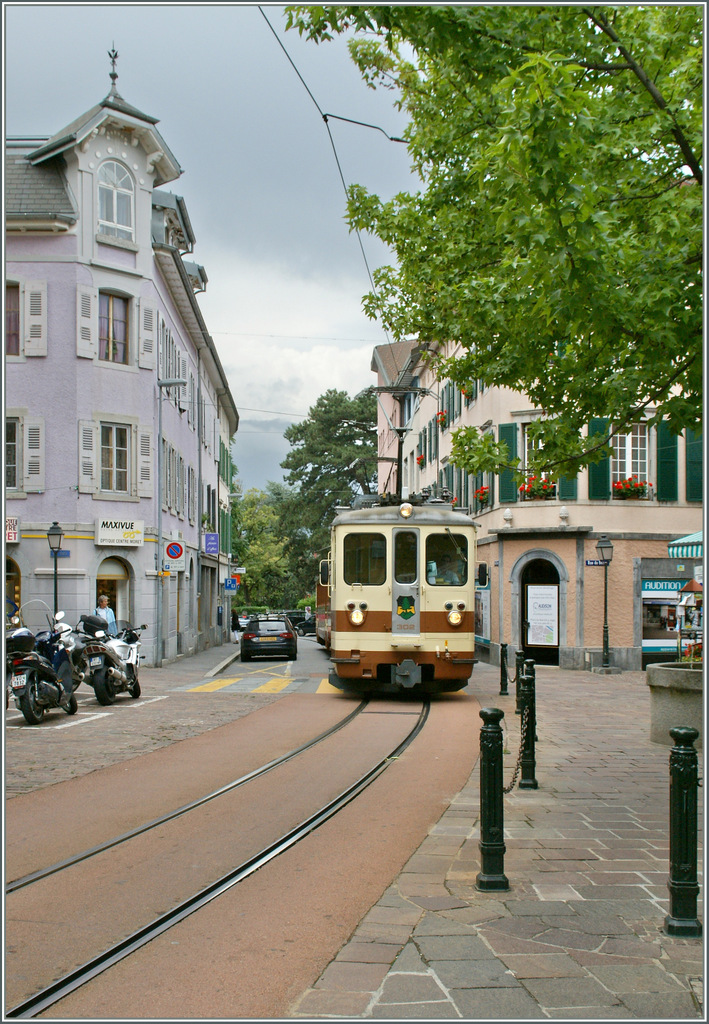 Bevor die A-L Zge steil bergwrts fahren, geht die Fahr durch die enge Altstadt von Aigle.
BDe 4/4 302 mit dem Regionalzug 248 auf der Fahrt nach Leysin.
(1200 px)
27. August 2013