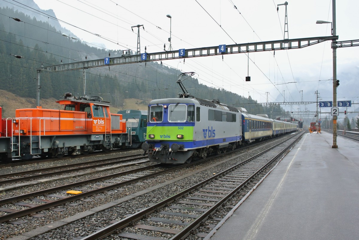 Bevor der BLS EWI Reservependel am Abend zurück als Entlastungszug nach Thun fährt steht er als Dispozug in Kandersteg abgestellt. Re 420 502-7 mit 5 EWI und einem EWII BDt, 21.03.2015.