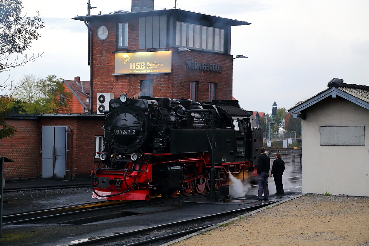 Bevor es am Morgen des 17.10.2014 mit dem ersten Zug des Tages zum Brocken geht, wird 99 7247 im Bw Wernigerode noch mit Wasser versorgt.