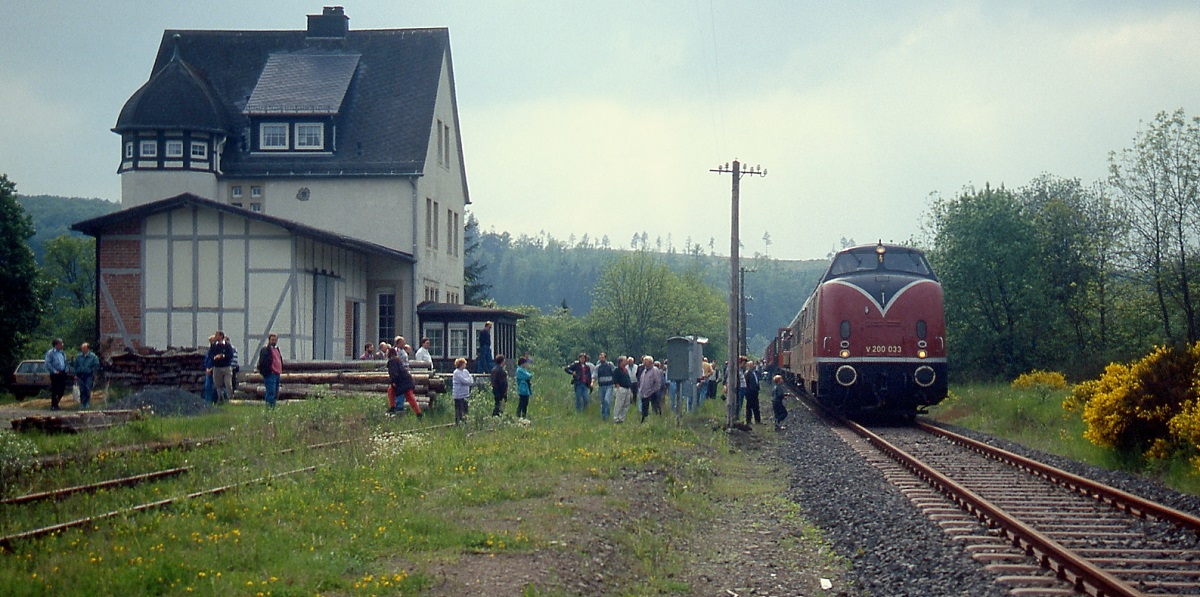 Bevor es über Jünkerath zurück nach Köln ging, konnten sich die Teilnehmer der Sonderfahrt über die Vennbahn im ehemaligen Bahnhof Stadtkyll noch einmal die Füsse vertreten (Frühjahr 1994)