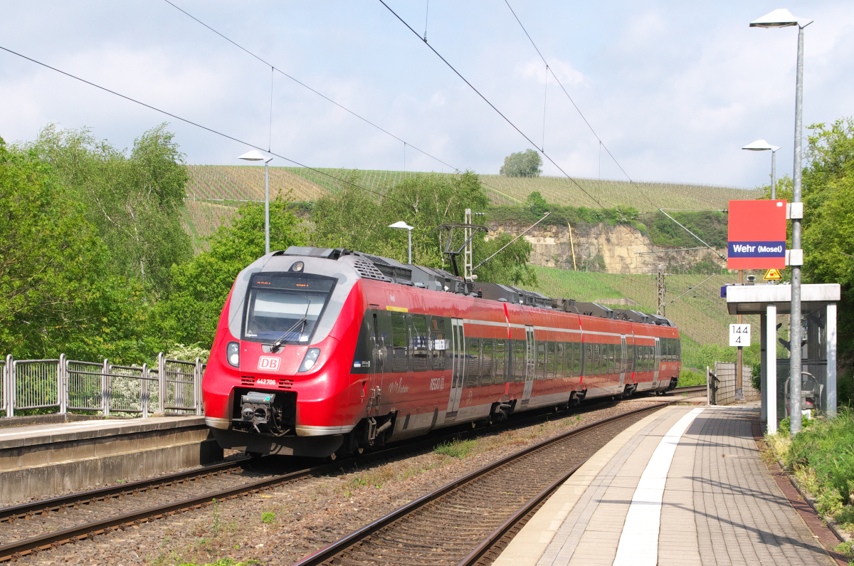 Bevor es zum Dampfspektakel ging, hier 1 Bild von ( Hamsterbäckchen) 442 206 der auf der Relation Wittlich - Perl unterwegs war. 01.05.2018 in Wehr an der Mosel.