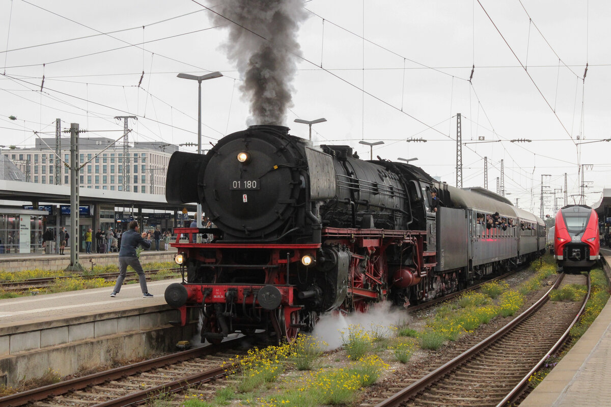Bevor es zum Modellbauwochende ins DB Museum N�rnberg ging, konnte ich noch die 01 180 mit ihrem Zug zur Schiefen Ebene bei der Ausfahrt aus dem N�rnberger Hauptbahnhof fotografieren. (03.10.2026)