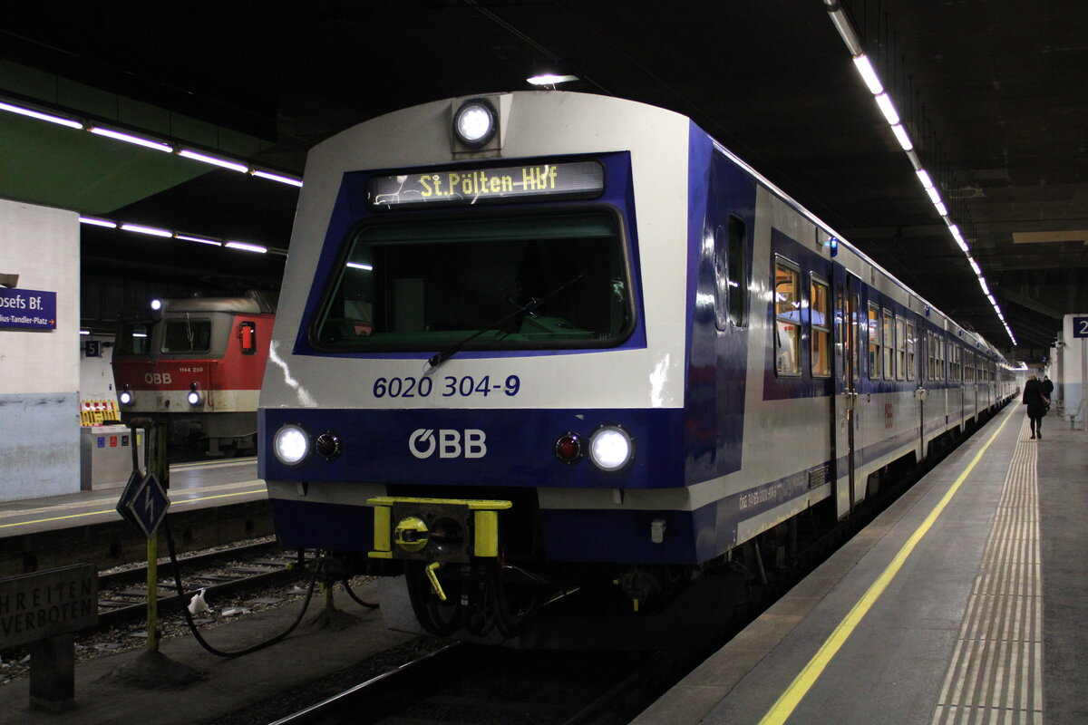 Bevor der Franz-Josefs-Bahnhof für ein Jahr für die Schnellbahnen gesperrt wurde, konnte ich am vorletzten Tag, dem 10.12.2021, 4020 304 als S40 nach St.Pölten fotografieren.