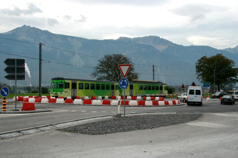Bevor ich das Chablais wieder verlasse, wollte ich noch zwei Fotos vom Kreisverkehr bei Ollon machen, der von den Zgen der TPC fast diagonal gekreuzt wird. Wenn die Zge durch den Kreisverkehr fahren, ist die Fahrspuhr von Ollon nach Aigle die einzige, die fr den Autoverkehr freigegeben bleibt. Davon profitiere ich so machen Morgen, wenn ich gegen 07.23 Uhr oder 07.29 Uhr die viel befahrenen Kreuzung passiere. Im Bild der R 43 gezogen vom BDeh 4/4 501 mit Bt 532 auf dem Weg nach Aigle; 01.11.2013