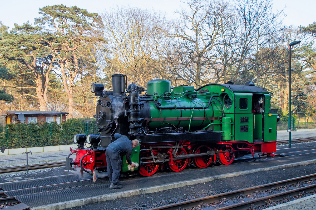 
Bevor Mh 52 der RBB in Göhren an den Personenwagen gesetzt wird, erhält die Lok noch etwas Pflege. - 09.03.2016