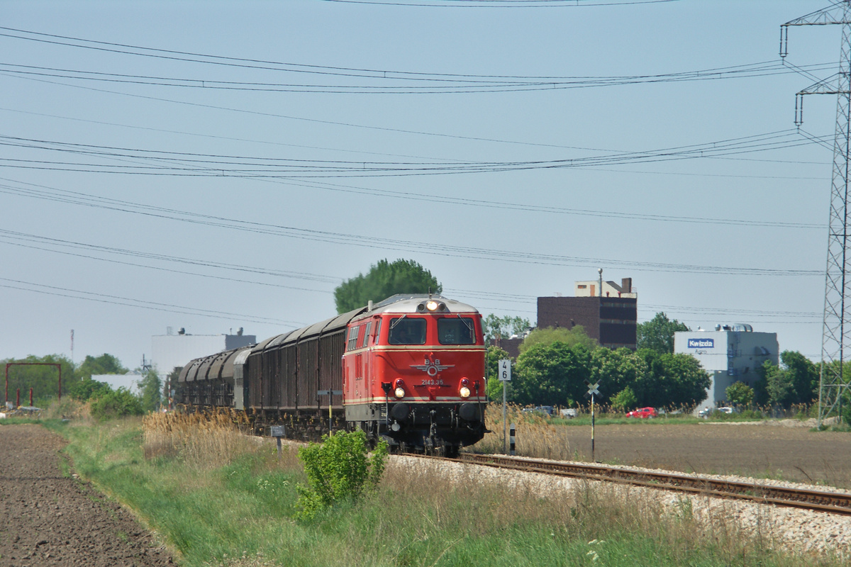 Bevor die ÖBB den Güterverkehr nach Ernstbrunn aufgegeben haben, fuhr beinahe täglich ein Güterzug nach Ernstbrunn. Oft waren dazu die alt-rote 2143.35 oder die 2143.40 eingeteilt. Entstanden ist diese Aufnahme kurz nach der Kreuzung mit der Bundesstrasse 6.
Interessant bei diesen Zügen war, das stets ein Begleitwagen für die Verschubmannschaft mitgeführt wurde, der hier in der Zugmitte zu sehen ist. (30.04.2007)