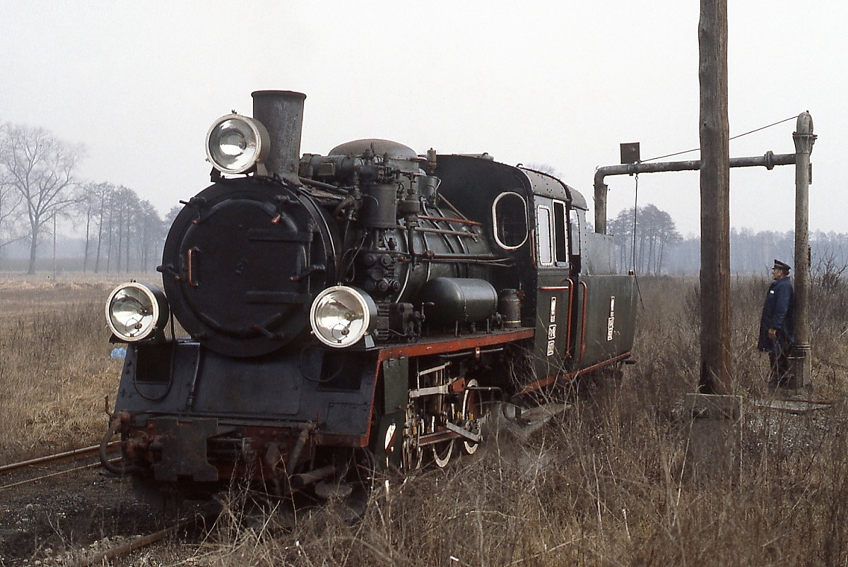 Bevor Px 48-1902 die Rückfahrt nach Opalenica beginnt, ist Wasserfassen in Nowy Tomysl angesagt (Februar 1989)
