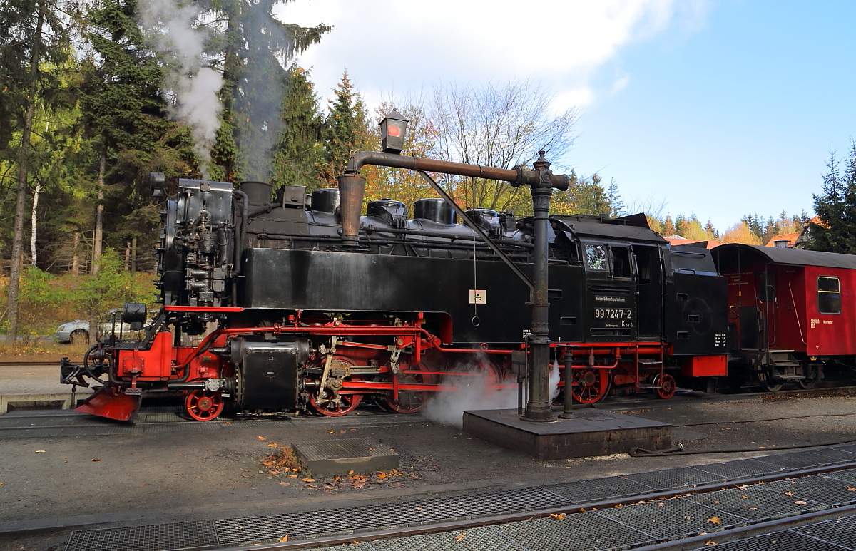 Bevor sie mit P8931 zum Brocken weiterdampfen kann, muß auch 99 7247 am 20.10.2018 im Bahnhof Drei Annen Hohne einen kräftigen Schluck Wasser nehmen.