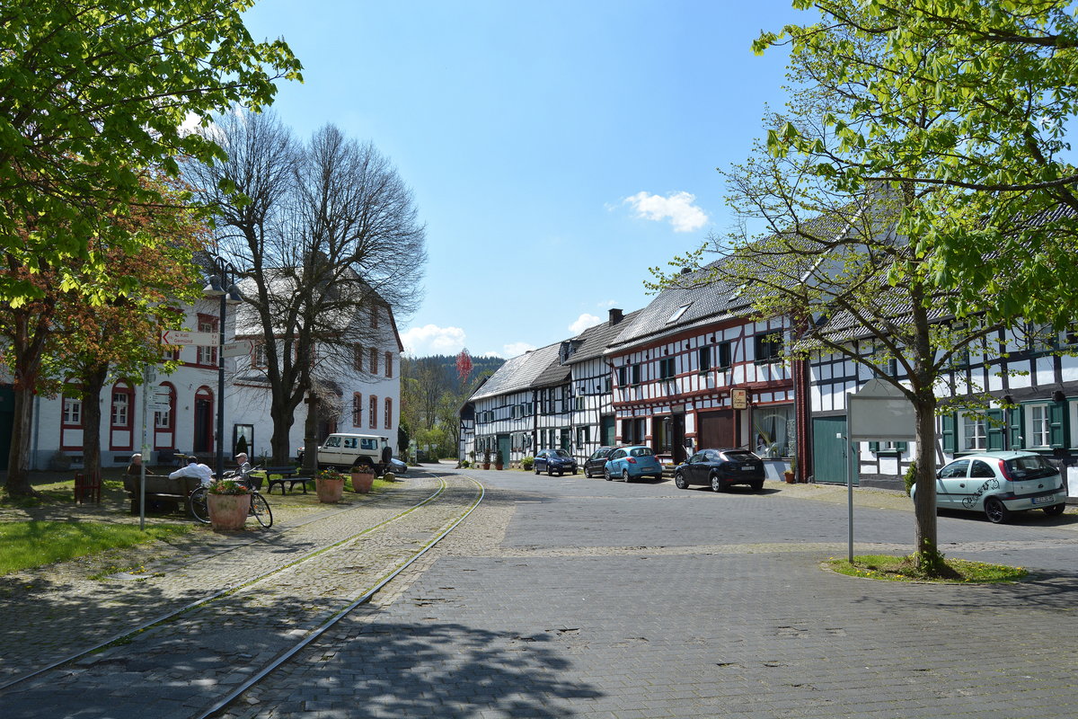 Bevor der Sonderzug kam war in Olef nicht viel los. Das besondere in Olef ist das hier der Zug mitten über den Dorfplatz fährt. Heutzutage fährt dort nur noch im Sonn und Feiertagsverkehr ein MAN-Schienenbus.

Olef 07.05.2016