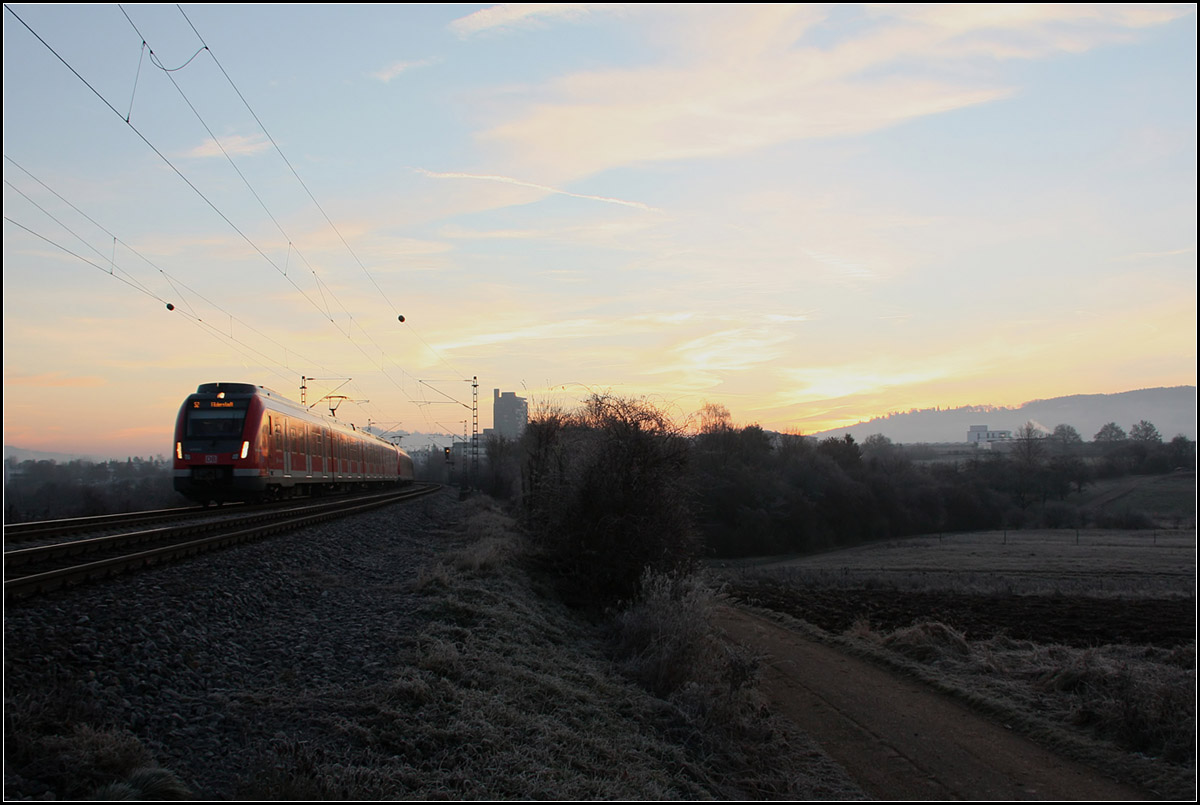 Bevor die Sonne über den Berg kommt -

Das Bild zeigt in etwa die selbe Perspektive wie jenes vom 06.12.2016:

http://www.bahnbilder.de/bild/Deutschland~S-Bahnen+und+Regionalstadtbahnen~S-Bahn+Stuttgart/982351/-es-ist-nicht-so-wie.html

Ohne Nebel im Morgenlicht sieht die Landschaft wieder ganz anders aus. 

S-Bahnzug bei Weinstadt-Endersbach im Remstal.

08.12.2016 (M)
