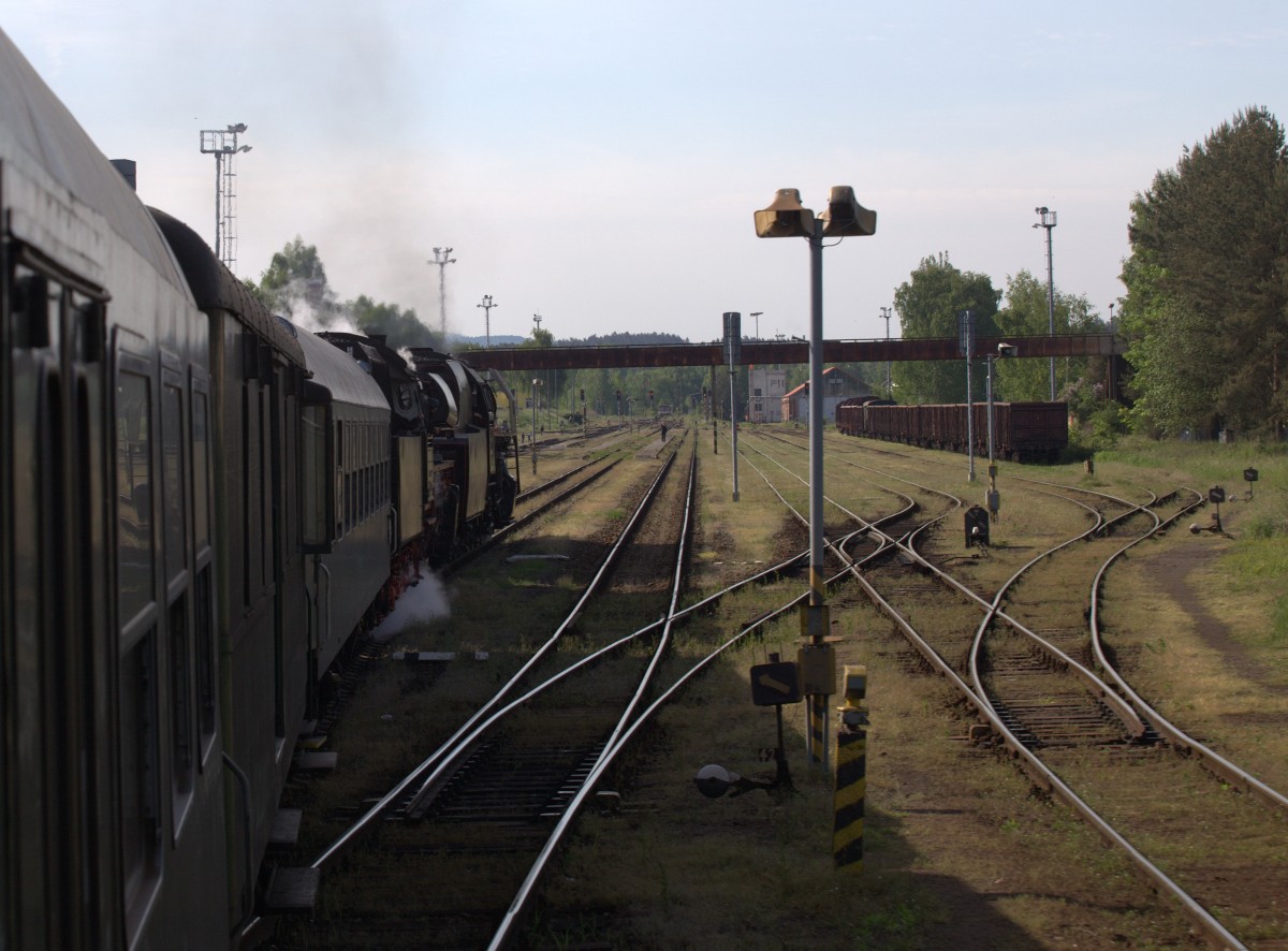 Bevor der Zug im Tal der Ploucnice Richtung Benesov losfahren kann , muss er est in den Personenbahnhof Decin Vychod zurückgesetzt werden.  23.05.2015 08:10 Uhr.
Aus dem Zug fotografiert.