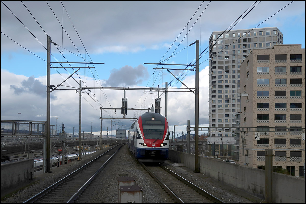 Bewölkt mit einzelnen Aufheiterungen -

Einfahrt in den Bahnhof Zürich-Hardbrücke.

13.03.2019 (M)