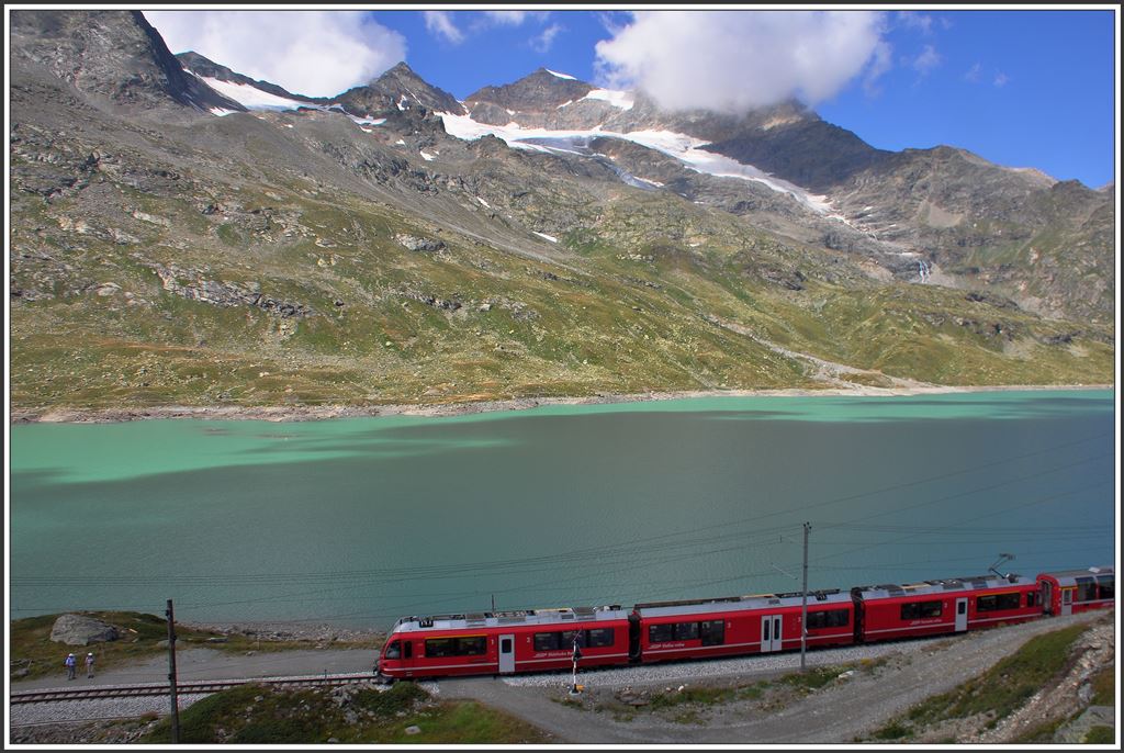 BEX 951 mit ABe 8/12 3510 vor dem Lago Bianco und dem Cambrenagletscher, der in diesen heissen Tagen wieder ein ganzes Stück weggeschmolzen ist. (27.07.2015)