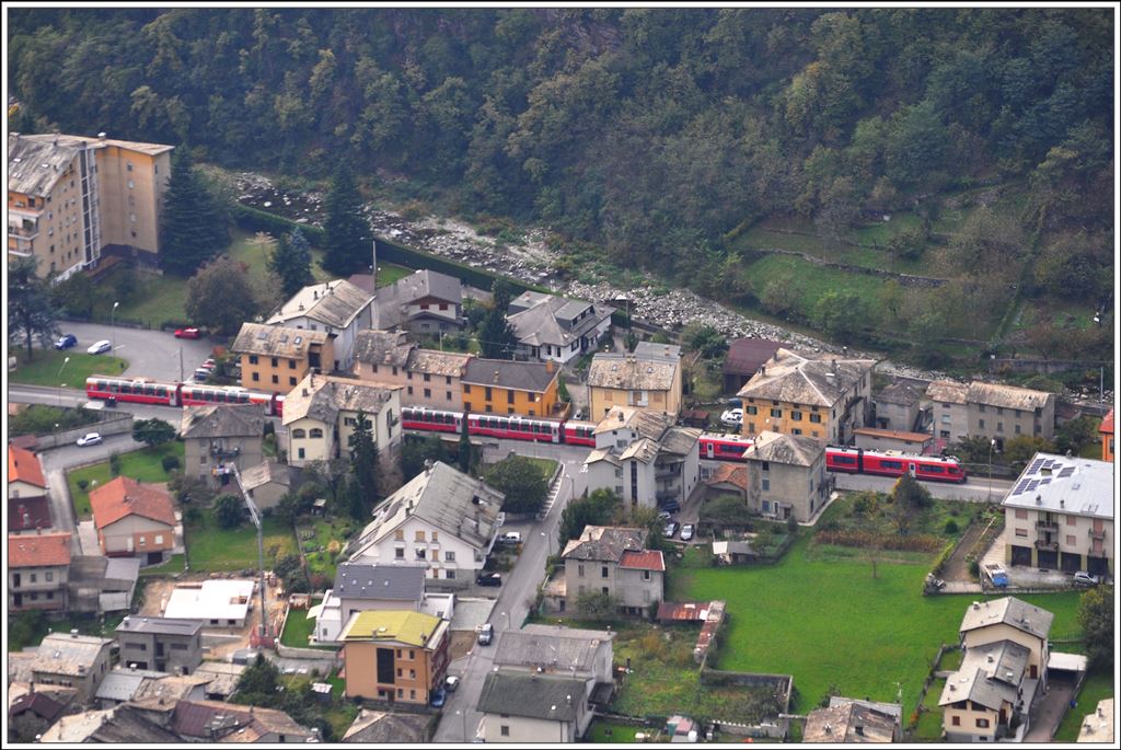 BEX 960 mit einem Allegra ABe 8/12 ist unterwegs am Stadtrand von Tirano und wird in Kürze die Schweizer Grenze bei Campocologno erreichen. (25.10.2014)