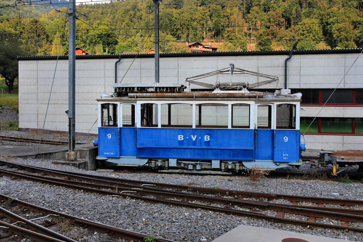 Bex - Villars - Bretaye Bahn: Am 16.September 2020 steht der Tramwagen 9 vor dem Depot in Bévieux. Tramwagen 9 war der VBZ Zürich Motorwagen 1225, der 1958 hierher gelangte und hauptsächlich für Fahrten auf der hochgelegenen Terrasse von Villars verwendet wurde (Gryon - Villars und bis zur Stilllegung weiter bis Chesières).   