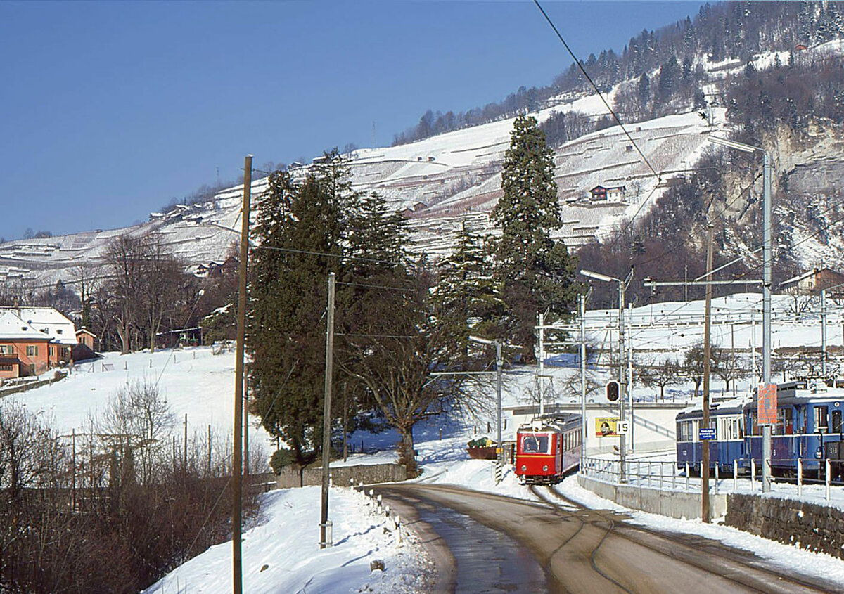 Bex - Villars - Bretaye Bahn: Depot Bévieux. B-V-B Triebwagen 26 kommt von Villars herunter; im Depot ist der Standard Tramwagen 1501 der VBZ Zürich erkennbar, der dann zu einem Schneepflugmotorwagen hergerichtet wurde(Abbruch2015). 9.Januar 1981 