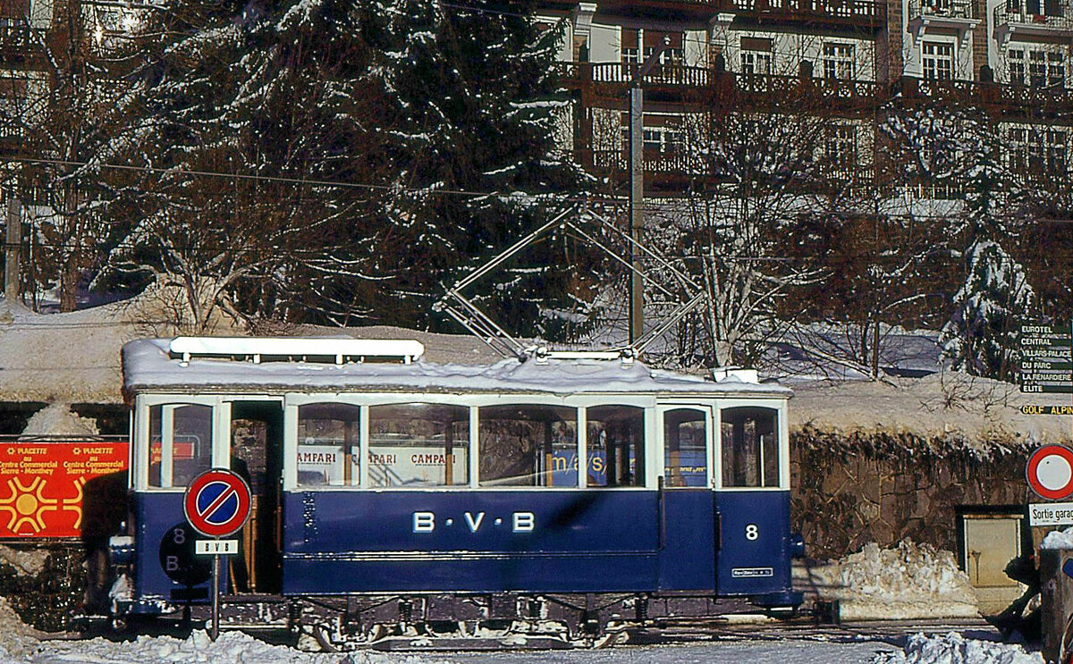 Bex - Villars - Bretaye Bahn (heute in die TPC integriert) : Tramwagen 8, der lange Zeit im Einsatz auf dem Hochplateau von Villars war. Es handelt sich um den ehemaligen Tramwagen 1152 aus Zürich, der 1954 auf die B-V-B kam. 2006 ging er nach Zürich zurück. Aufnahme in Villars, 9. Januar 1981 