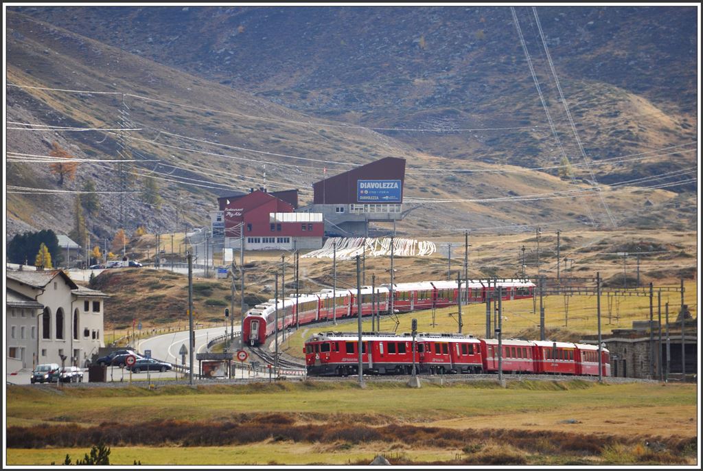 BEX951 mit ABe 8/12 3502 kreuzt in Bernina Suot den R 1636 mit den ABe 4/4 III 53  Tirano  und 52  Brusio . Im Hintergrund ist die Talstation der Diavolezza Luftseilbahn zu sehen. (08.10.2015)