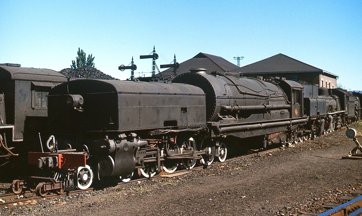 Beyer-Garratt-Lokomotiven der South African Railways: 1929/30 lieferte Beyer-Peacock 8 Lokomotiven der Class GL mit den Nummern  2350-2357 (Achsfolge 2'D1'+1'D2'h4t) an die SAR, die bis 1972 im Dienst standen. Diese Lokomotiven waren die größten aller an die SAR gelieferten Beyer-Garrats und die zugkräftigsten Dampflokomotiven auf der südlichen Halbkugel. Im November 1976 war eine dieser Maschinen in Krugersdorp abgestellt.