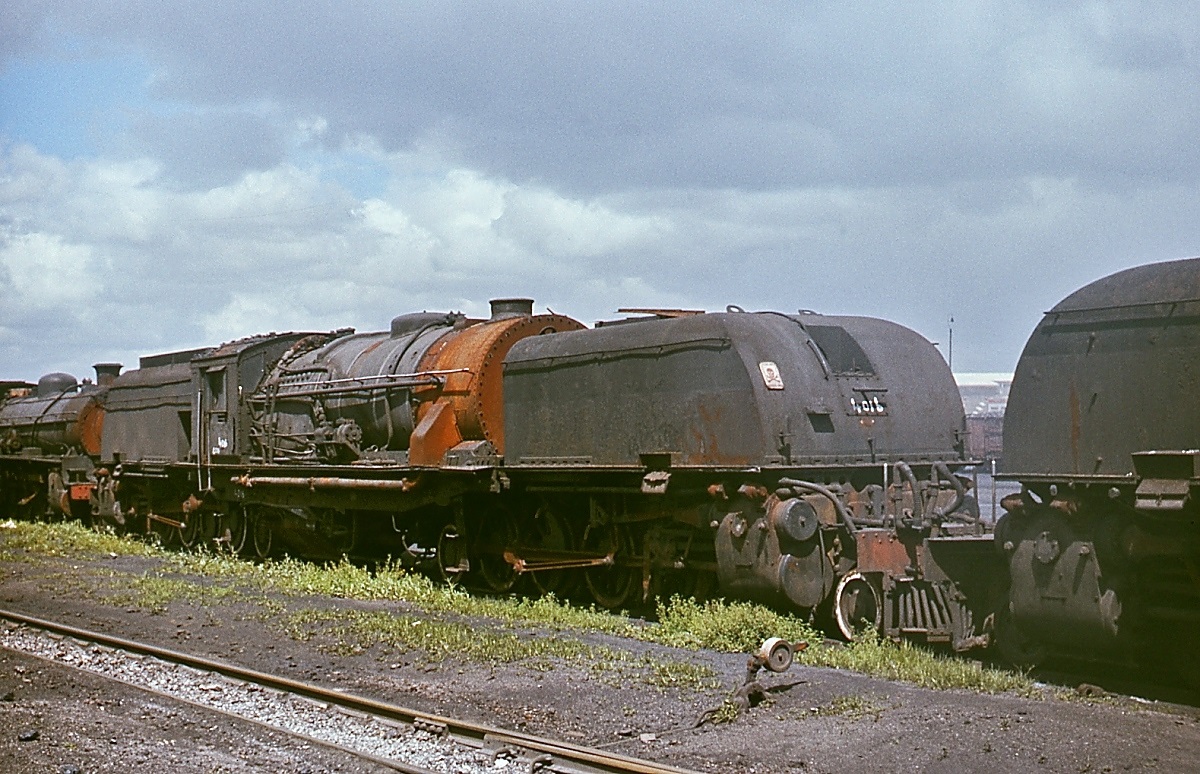 Beyer-Garratt-Lokomotiven der South African Railways: Die im November 1976 in Voorbaai abgestellte GEA 4016 gehört zu einer Serie von 50 2'D1'+1'D2'h4t-Lokomotiven, die Beyer-Peacock 1945 und 1947 an die SAR lieferte. Bis 1976 waren alle abgestellt, mehrere wurden an Industriebahnen weiterverkauft.