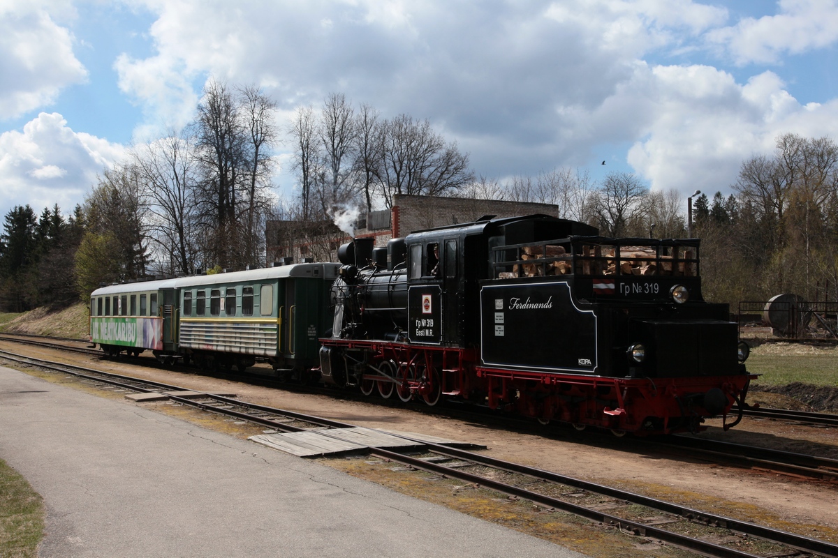 Bf Alūksne am 11.05.2017 mit dem soeben einfahrenden Leerzug aus Gulbene. 