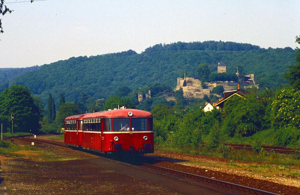 Bf. Bendorf-Sayn mit Burg Sayn am 18.05.1989.