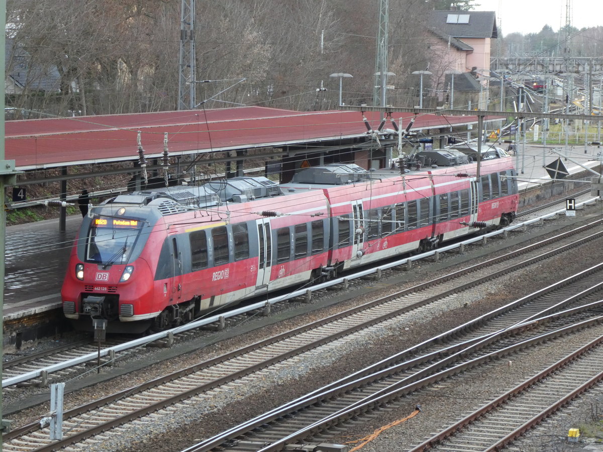 Bf. Birkenwerder b. Berlin, 10.1.2020: Obwohl diesen Bahnhof mehrere RE und RB-Linien passieren, halten dort nach wie vor nur die Talent-Triebzüge der RE von und nach Oranienburg und Potsdam. Dabei wird immer das gleiche Gleis des S-Bahnsteiges benutzt. Im Bild 442 128 nach Potsdam, dessen Farbe schon reichlich verwaschen wirkte.