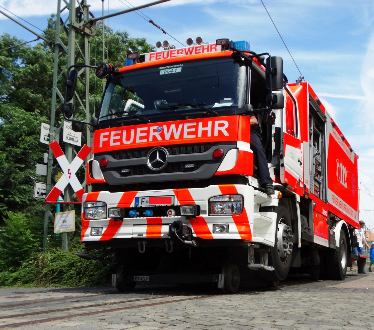 BF Frankfurt am Main Mercedes Benz Axor Rüstwagen Schiene 1 am 10.07.16 beim Sommerfest im Straßenbahn Museum Frankfurt am Main