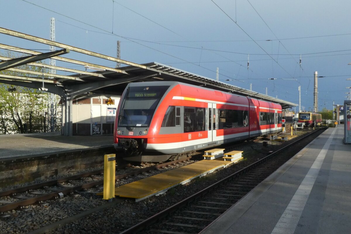 Bf Hennigsdorf 5.5.2021: BR 646 021 Typ GTW 2/6 der DB als RB55 steht abfahrbereit nach Kremmen. Aufgenommen vom Nachbarbahnsteig.
Im Hintergrund- eigentlich ursprünglich auf demselben Gleis, aber durch zwei Prellböcke und ein 10m-Lücke getrennt- eine BR 481 auf der S45. Dieses Konstrukt entstand nach Wiederherstellung der S-Bahn von Berlin-Tegel nach Hennigsdorf, die durch die Mauer unterbrochen war. Auf die Weiterführung nach dem ursprünglichen Endpunkt Velten wartet man bis heute. Immerhin  wird geplant...