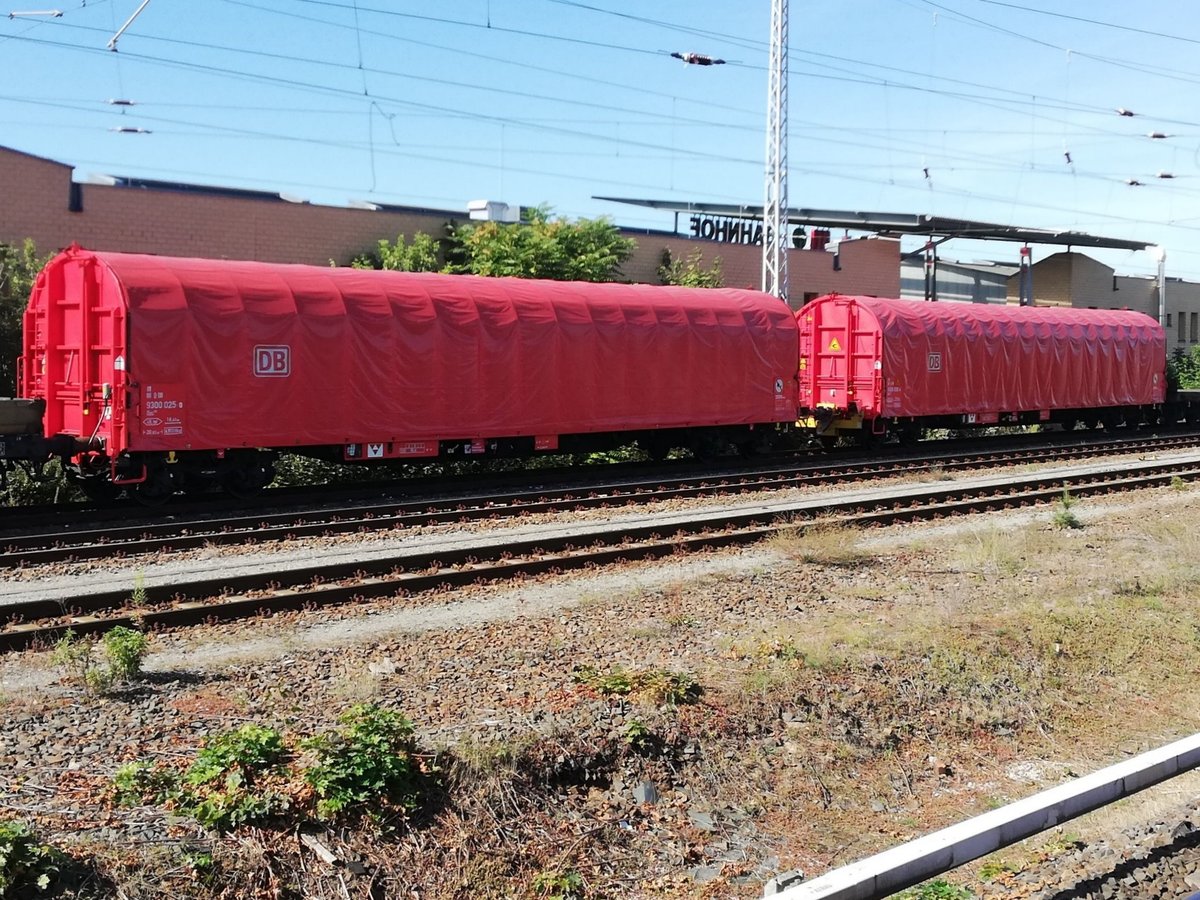Bf. Hennigsdorf b. Berlin: Auf dem Übergabegleis zu Bombardier stehen die beieden  Uas 81-80-9300 025-0 und 81-80-9300 028-4. Hergerichtet aus Schiebeplanenwagen der DB. Beide sind für Überführungen von Triebwagen je an einem Ende mit einer Scharfenberg-Kupplung und verschiedenen Anschlußkabeln  versehen. Aufgenommen vom S-Bahnsteig aus, 6.10.2019.
