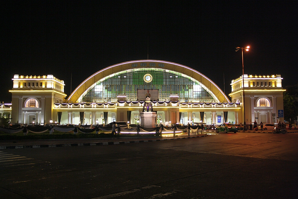 Bf. Hua Lamphong am Abend des 23.Oktober 2016.
