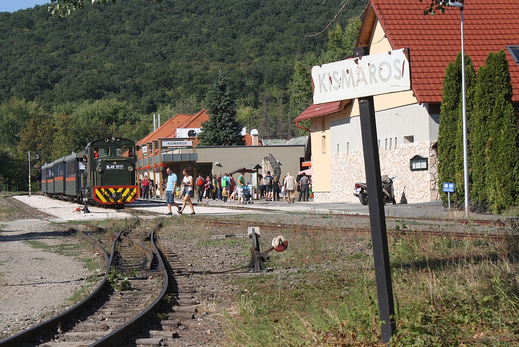 Bf. Kismaros am 07.September 2013, im Hintergrund ist die Mk48.2031 der Kirlyrti Erdei Vast mit Zug 6303 angekommen.