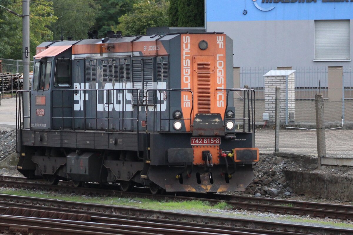 BF Logistics 742 615 steht am 18 September 2026 einsatzf�hig abgestellt in Benesov u Prahy, wird aber w�hrend das Museumszugspektakel STEAM57 manche Rangierarbeiten errichten.