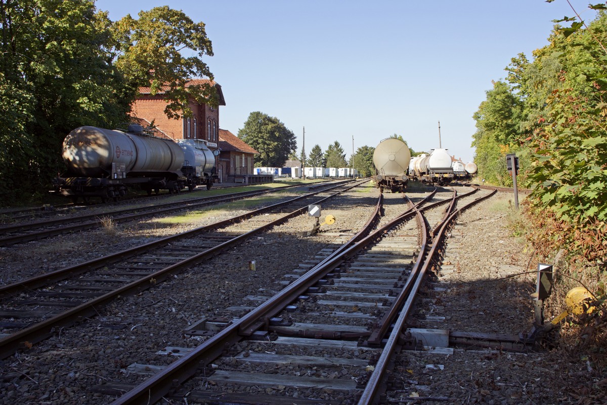 Bf Obernkirchen der Rinteln-Stadthagener Eisenbahn. Anders als die Staatsbahnen hatte diese regelspurige Kleinbahn eine besondere Vorliebe für Dreiwegweichen, wie hier im südlichen Bahnhofsvorfeld. Auf den Gleisen des Bahnhofs sind einige Kesselwagen abgestellt. 29.09.2013