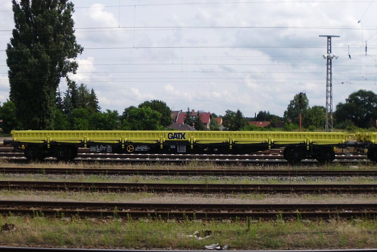 Bf. Oranienburg, 5.8.21: Auf den Nebengleisen abgestellt war eine Vielzahl von Flachwagen, darunter auch einige wie nagelneu wirkende Exemplare des Vermieters GATX:  Hier der Wagen mit der Nummer  37 TEN 80 D-GATXD 3988 417-6 Rens.192B.