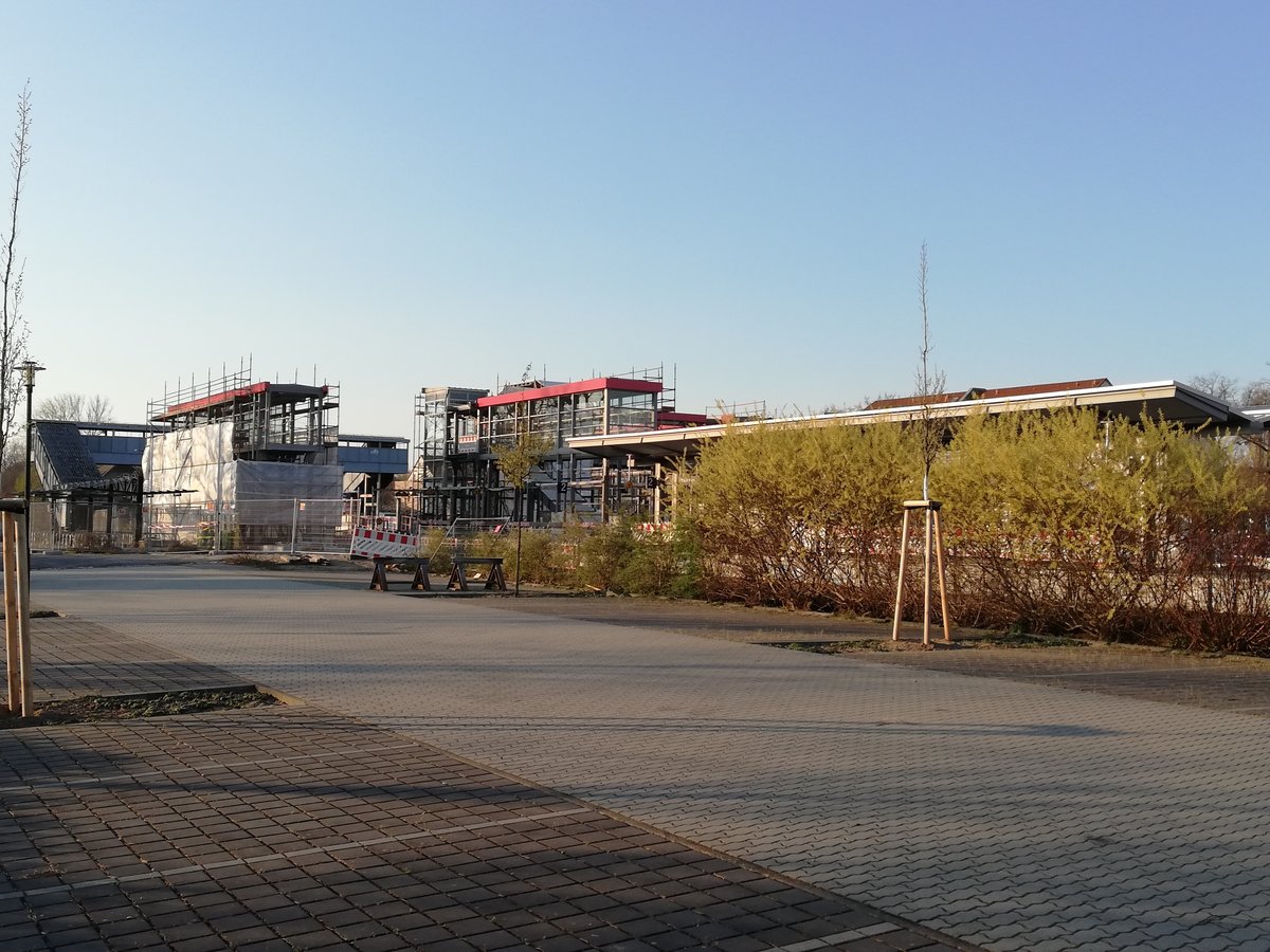 Bf. Velten/Mark ,aufgenommen 6.4.2019. Während die alte Übergangsbrücke im Hintergrund noch steht und benutzt wird, wurde ein Neubau   begonnen- allerdings gabs bis zum Aufnahmetag   Verzögerungen in der Fertigstellung. Vorgesehen sind hier zwei Fahrstuhltürme, verbunden mit einer Brücke- die noch fehlt.