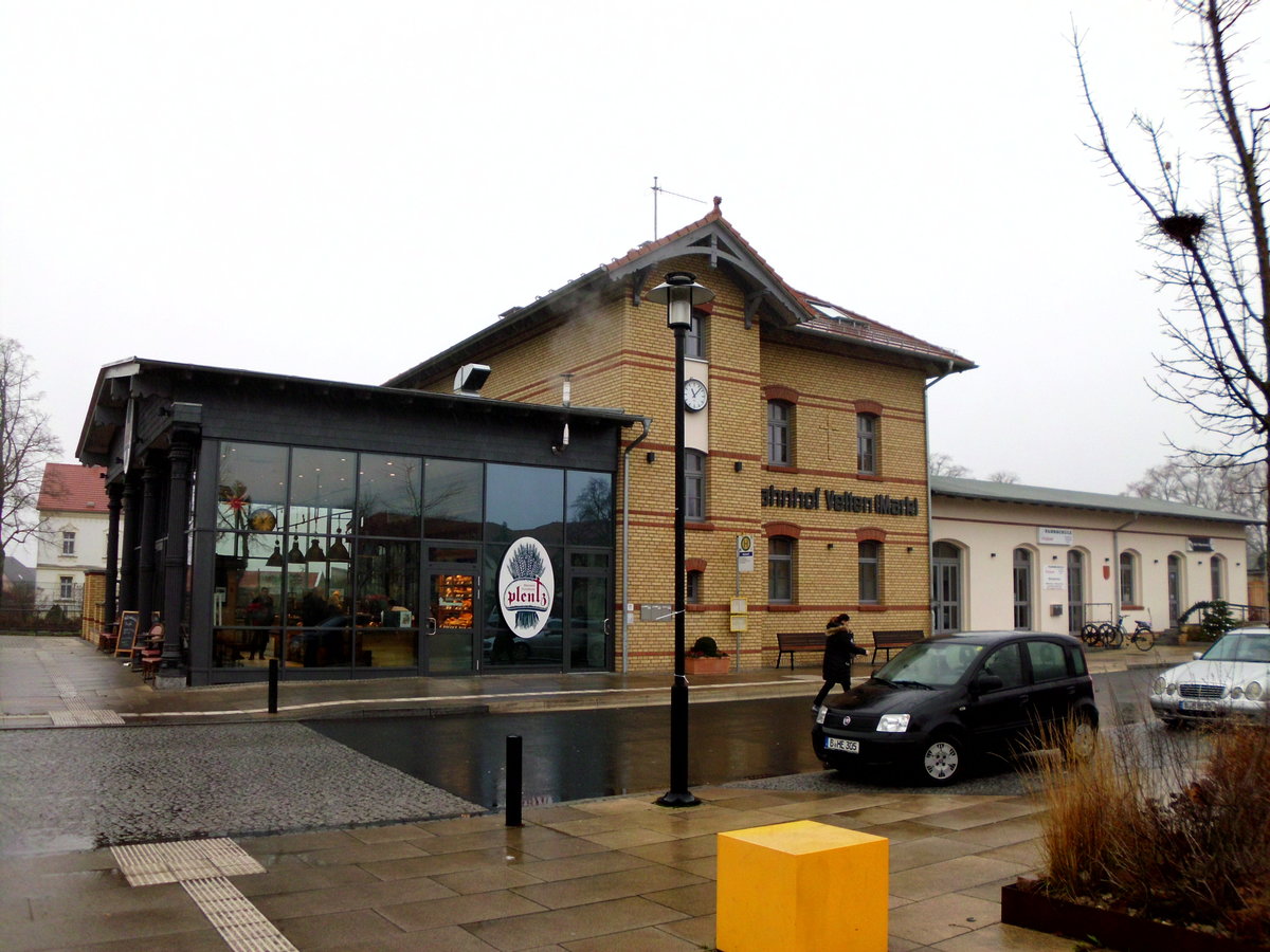 Bf. Velten/Mark nördlich von Berlin an der Strecke nach Neuruppin. Der Bahnhof wird gerade modernisiert- Bäckermeister Plenz, der das Empfangsgebäude übernahm, hat schon mal vorgelegt. Aufgenommen 3.1.2019