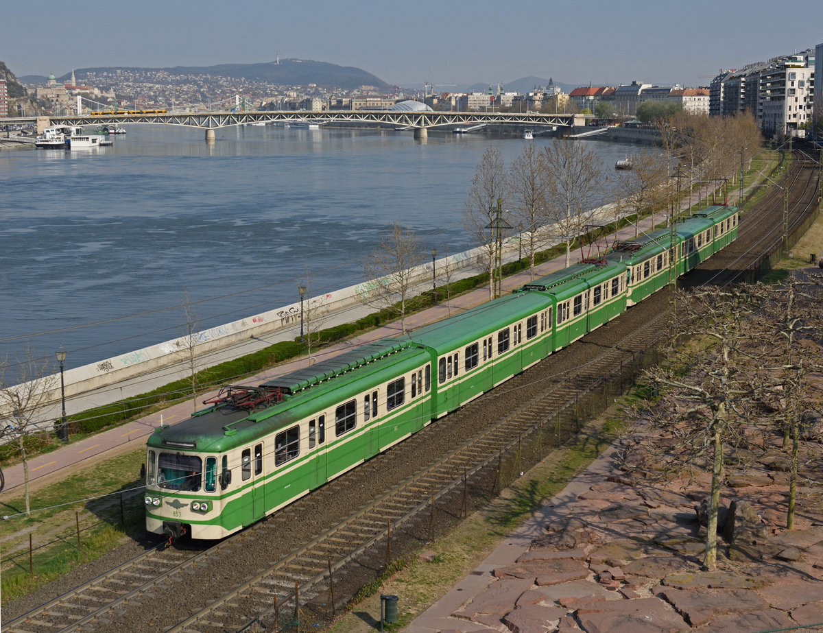 BHÉV MIX/A Triebwagen 853  (Retrolackierung) unweit der Station Müpa–Nemzeti Színház, HEV Linie  H7 Budapest. (02. April 2019)