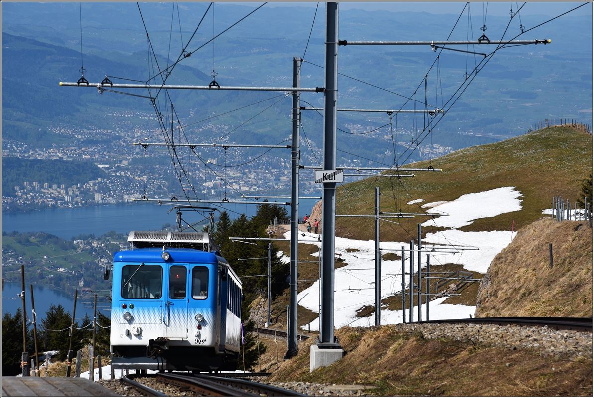 Bhe 2/4 12 in Rigi Kulm hoch über dem Vierwaldstättersee. (20.04.2018)