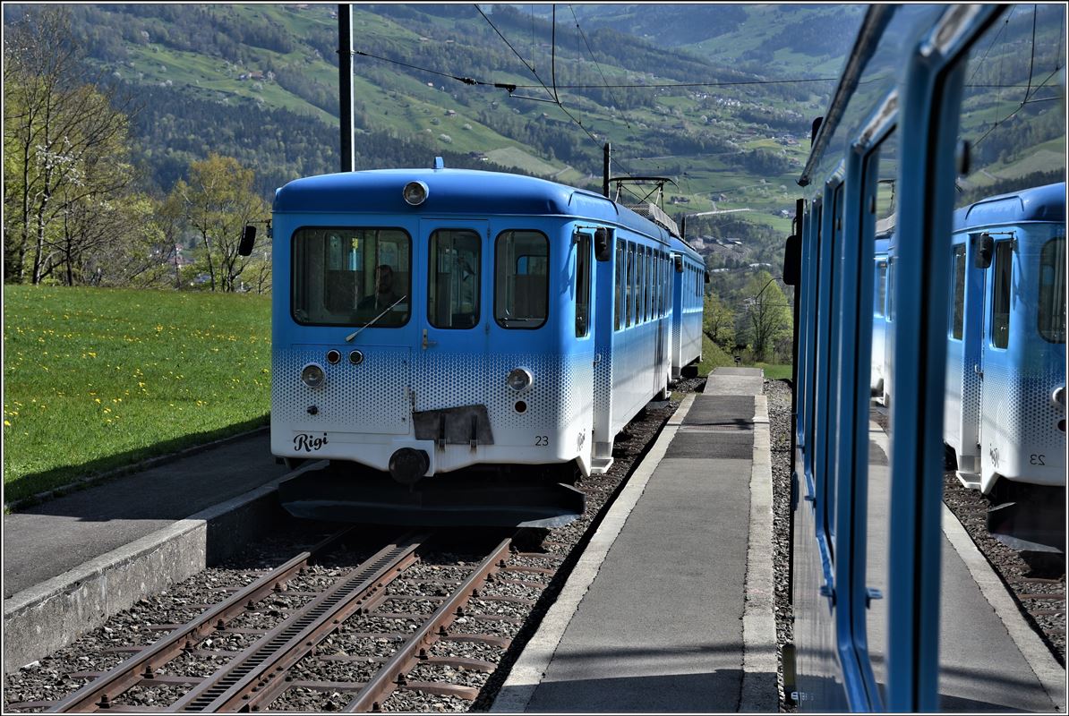 Bhe 2/4 13 und Bt 23 in Kräbel. (20.04.2018)