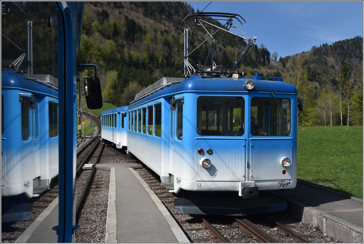Bhe 2/4 13 und Bt 23 in Kräbel. (20.04.2018)