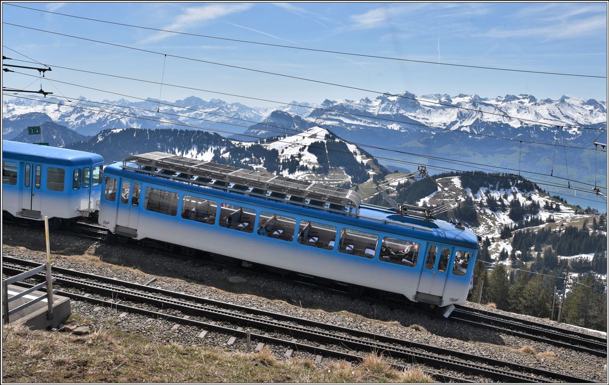 Bhe 2/4 13 und Bt 23 haben soeben Rigi Kulm Richtung Arth Goldau verlassen. (20.04.2018)