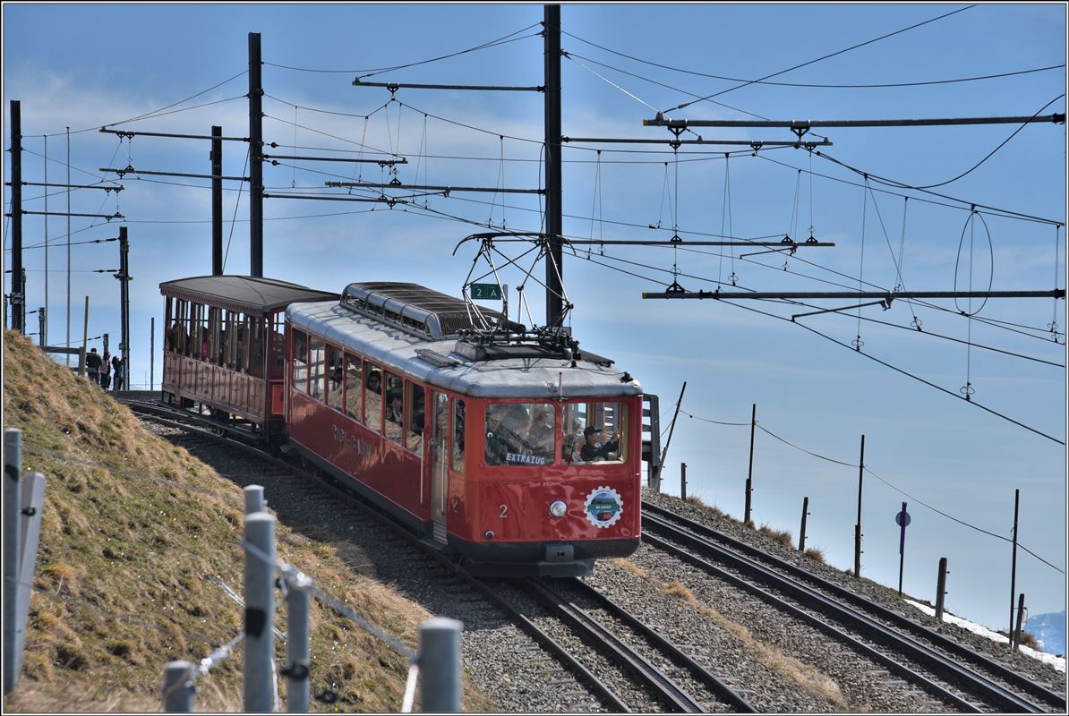Bhe 2/4 2 und Vorstellwagen verlassen Rigi Kulm Richtung Vitznau. (20.04.2018)
