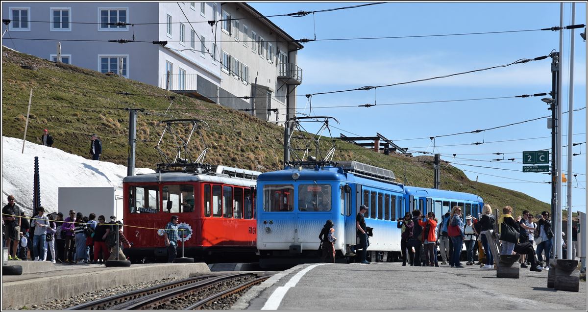 Bhe 2/4 2 VRB und Bhe 2/4 13 und Bt 23 ARB in Rigi Kulm. (20.04.2018)