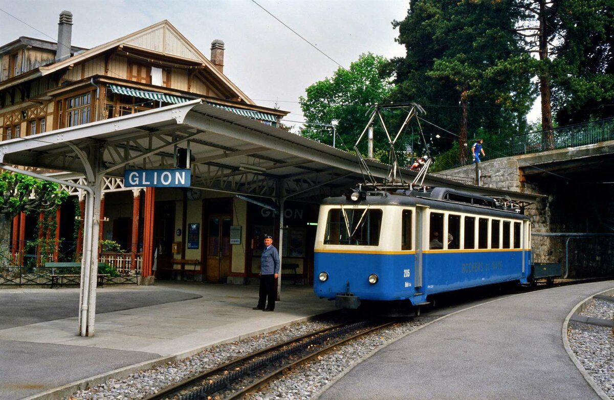 Bhe 2/4 205 der Zahnradbahn Montreux-Glion im Bahnhof von Glion.
Datum: 19.05.1986