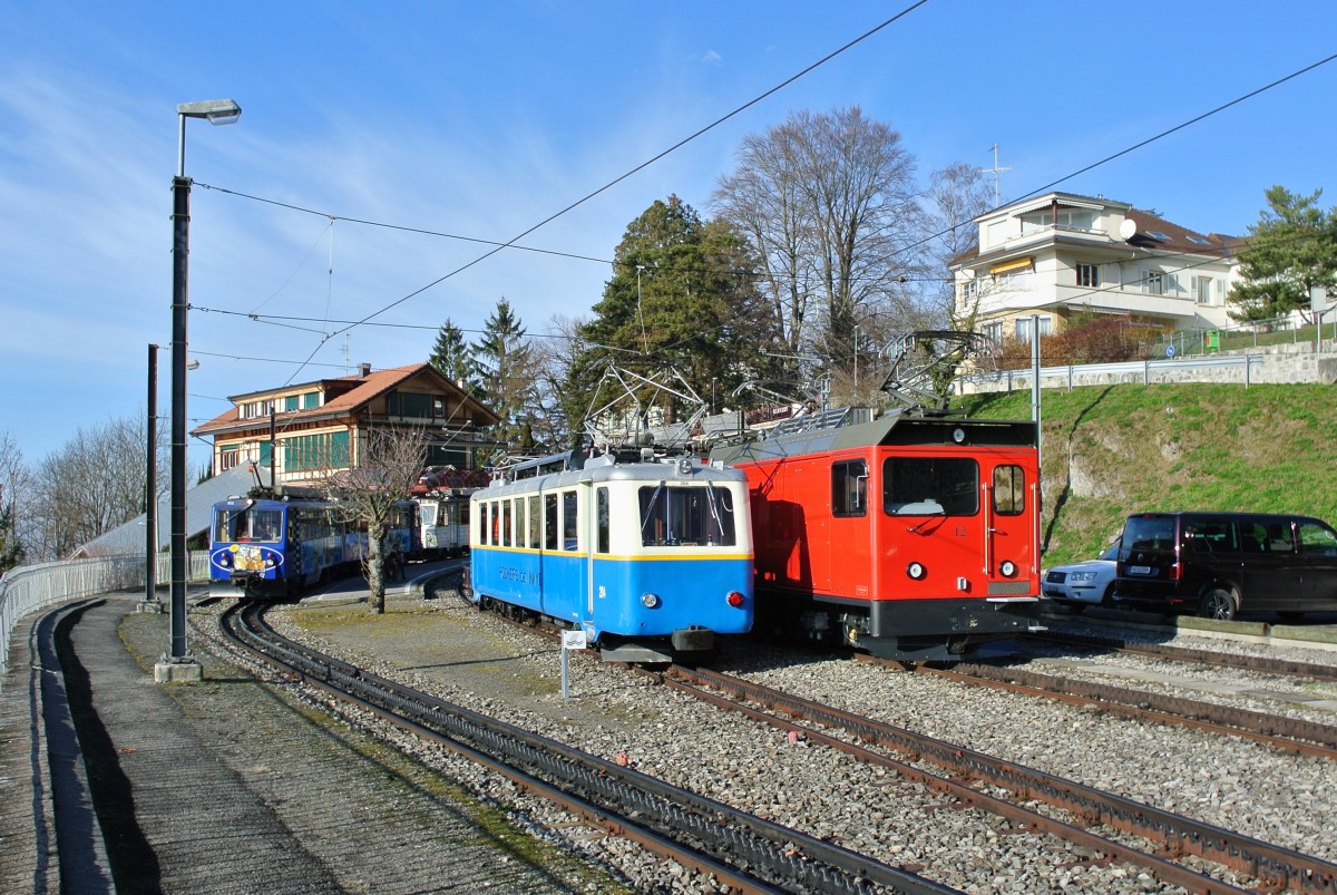 Bhe 2/4 Nr. 204 als Regio 3389 bei Einfahrt in Glion. Links steht der Regio nach Montreux, rechts ist ein Dienstzug abgestellt, 08.12.2015.

