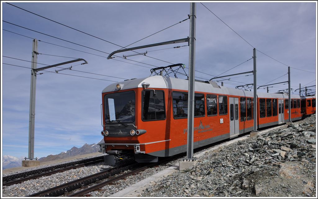 Bhe 4/6 3082 und Bhe 4/8 3052 haben soeben den Bahnhof Gornergrat auf 3089m verlassen. (27.09.2015)