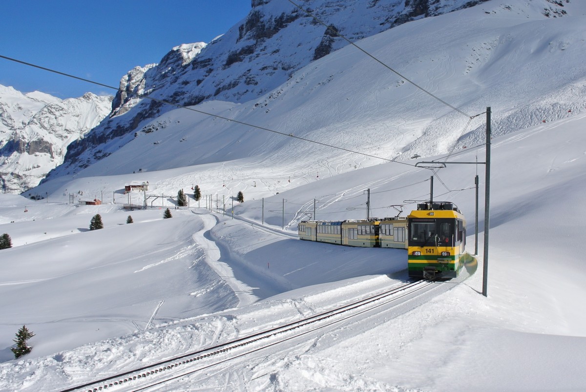 Bhe 4/8 141 bei Talfahrt unterhalb von kleine Scheidegg, 25.02.2015.